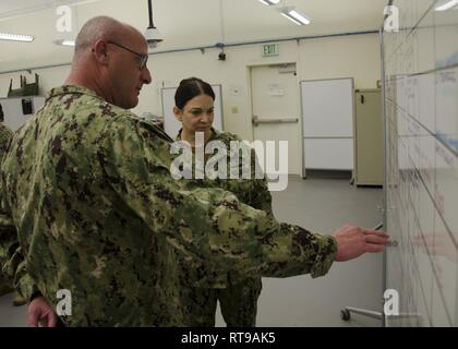 CAMP PENDLETON, en Californie (janv. 30, 2019) - Le lieutenant Jason Caldwell, attribué à Marine Expeditionary Medical Training Institute (NEMTI), explique à adm arrière. Tina Davidson, médecine de la marine de l'éducation, de la formation et de la logistique de la Marine et commandant du commandement du Corps infirmier directeur, comment ils organisent des scénarios pour les étudiants qui se rendent à travers le contrôle des dommages de l'équipe de chirurgie lumière Cours Manœuvre Rôle II (R2-LM) au corps expéditionnaire de la Marine (NEMTI Institut de Formation Médicale) au cours d'une visite de l'installation. Davidson et NMETLC Command Master Chief Richard Putnam fait une tournée Trauma Marine Training Centre (NTTC), Aviation, NEMTI Survi Banque D'Images