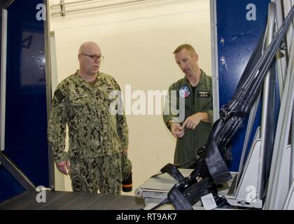 MIRAMAR, Californie (janv. 30, 2019) - (à partir de r-l) Le Cmdr. Jon Champine, officier responsable du Centre de formation en survie de l'Aviation (ASTC) Miramar, explique à la médecine de la marine de l'éducation, de la formation et de la logistique (Commande) NMETLC maître commande Chef Richard Putnam, les tâches d'hélicoptère les étudiants doivent effectuer pour passer de l'eau de l'aviation l'entraînement de survie. Adm arrière. Tina Davidson, NMETLC commandant et directeur du Corps infirmier de la marine, et Putnam ont visité le Centre de formation en traumatologie de la Marine (NTTC), Marine Expeditionary Medical Training Institute (NEMTI), l'ASTC Miramar, Surface Warfare Medical Institute (SWMI) et l'alcoolisme et de la Marine Banque D'Images