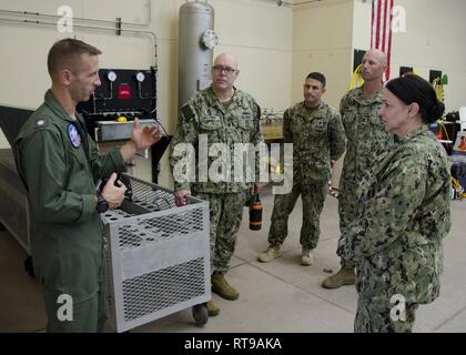 MIRAMAR, Californie (janv. 30, 2019) - (à partir de la l-r) le Cmdr. Jon Champine, officier responsable du Centre de formation en survie de l'Aviation (ASTC) Miramar, explique à la médecine de la marine de l'éducation, de la formation et de la logistique (Commande) NMETLC maître commande Chef Richard Putnam, et arrière Adm. Tina Davidson, NMETLC commandant et directeur du Corps infirmier de la Marine, l'ASTC Miramar ses forces et défis. Davidson et Putnam ont visité le Centre de formation en traumatologie de la Marine (NTTC), Marine Expeditionary Medical Training Institute (NEMTI), l'ASTC Miramar, Surface Warfare Medical Institute (SWMI) et la marine la toxicomanie et l'école (NDACS Conseiller) alors que dans Banque D'Images