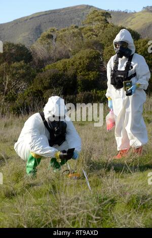 La Garde nationale de l'Armée de l'Oregon affecté à la 102e équipe d'assistance civile (CST) recherchez un espace de formation et d'essais marquer les sections pour les agents chimiques inconnues à Fort Baker, aire de loisirs nationale du Golden Gate, San Francisco, Californie, le 30 janvier 2019. Les équipes d'assistance civile Garde nationale a travaillé avec des organismes locaux, y compris le service d'incendie de San Francisco, d'autres premiers intervenants d'évaluer et de répondre aux attaques chimiques simulé une série autour de la baie de San Francisco dans le cadre d'BAYEX, une formation d'une semaine exercice visant à réunir plusieurs agences d'intervention ensemble pour accroître l'interop Banque D'Images