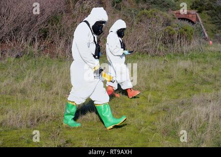 La Garde nationale de l'Armée de l'Oregon affecté à la 102e équipe d'assistance civile (CST) recherchez un espace de formation pour les essais d'agents chimiques inconnus à Fort Baker, aire de loisirs nationale du Golden Gate, San Francisco, Californie, le 30 janvier 2019. Les équipes d'assistance civile Garde nationale a travaillé avec des organismes locaux, y compris le service d'incendie de San Francisco, d'autres premiers intervenants d'évaluer et de répondre aux attaques chimiques simulé une série autour de la baie de San Francisco dans le cadre d'BAYEX, une formation d'une semaine exercice visant à réunir plusieurs agences d'intervention ensemble pour accroître l'interopérabilité lors des grands Banque D'Images