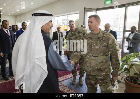 Le colonel de l'armée américaine Shannon Neilsen, Groupe de soutien de secteur - Koweït Commandant, droite, serre la main avec Ghassan Mohammad Al-Khonaini, le 30 janvier 2019, la ville de Koweït, Koweït. Al-Khonaini et d'autres personnes étaient reconnus pour leur réponse rapide et diligente à la suite de l'incendies électriques et perte de puissance au Camp Arifjan, au Koweït le 16 novembre, 2018. Banque D'Images