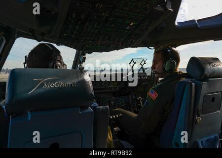 Le capitaine Wade Gallup, droit, et le Capitaine Ryan Arsenault, 7e Escadron de transport aérien, les pilotes se préparent à décoller à McChord Field, Washington, le 30 janvier 2019. Les pilotes faisaient partie d'une formation de l'équipage pour faire le plein du KC-46 Pegasus. Banque D'Images