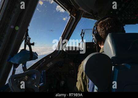 Le Capitaine Ryan Arsenault, 7e Escadron de transport aérien, pilote s'approche d'un KC-46 Pegasus lors du ravitaillement sur le centre de formation de Washington, le 30 janvier 2019. La société Boeing a permis la formation des opérateurs de la rampe et les pilotes de champ McChord pratique avec les dernières procédures de ravitaillement pétrolier dans la flotte. Banque D'Images