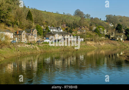 La rivière Wye balayant Tintern passé dans la vallée de la Wye Monmouthshire. À ce point, la rivière Wye est encore l'énergie marémotrice et forme la frontière de l'Angleterre au Pays de Galles.. Banque D'Images