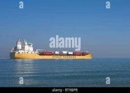 Le Stolt Tankers, STOLT INNOVATION, chimie/pétrole Transporteur de produits, quitte la raffinerie de pétrole de Fawley, Southampton, UK, En route pour Houston, Texas, USA. Banque D'Images