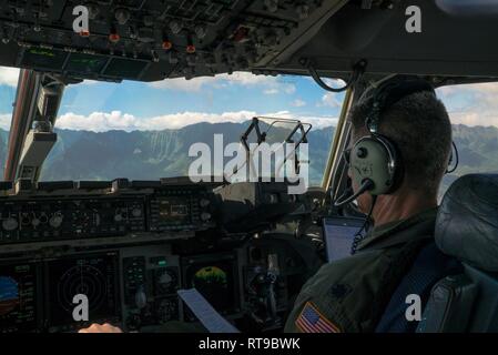 Réserve de l'Armée de l'air Colonel Lieutanant attribué à mars Air Reserve Base donne sur la baie de Kaneohe comme le commandant de bord se prépare à atterrir à Marince Corps New York, 25 janvier 2019, lors de l'exercice Patriot Palm. Exercice Patriot Palm est une joint-service exercice coordonné par l'Air Force Reserve, conçus pour intégrer les premiers intervenants de l'administration, les agences et les militaires et en fournissant une formation en intervention rapide en cas de catastrophe naturelle ou d'urgence régionaux. Banque D'Images