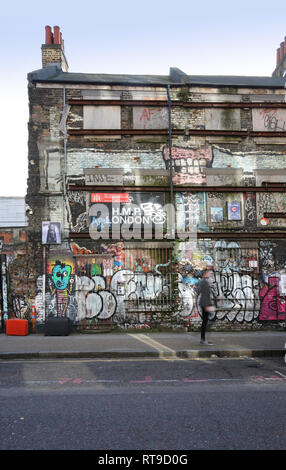 Graffiti sur le côté d'un bâtiment abandonné dans la région de Shoreditch, UK. Les plans de réaménagement des architectes conseil propose dans ce domaine à la mode maintenant. Banque D'Images