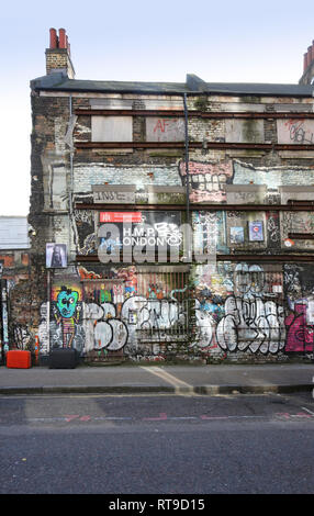 Graffiti sur le côté d'un bâtiment abandonné dans la région de Shoreditch, UK. Les plans de réaménagement des architectes conseil propose dans ce domaine à la mode maintenant. Banque D'Images