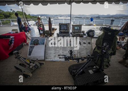 Les Marines américains avec des explosifs et munitions, Bataillon du Corps des marines de l'Administration centrale, de la Base de New York, mis en place un affichage statique pour le 'Living History Day' événement au cuirassé USS Arizona Memorial, Pearl Harbor, le 26 janvier 2019. La célébration commémore le cuirassé's premier lancement en 1944, plus le 20e anniversaire en tant que monument maritime éducatif à Pearl Harbour. La journée a mis en évidence l'histoire vivante des événements historiques qui ont eu lieu sur le Mighty Mo, tandis que les partenaires, exposants et militaire mis en place l'exposition statique pour l'événement. Banque D'Images