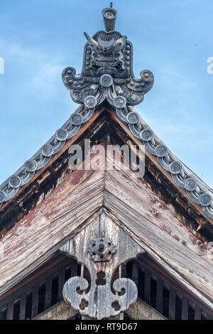 Onigawara ogre-face (tile), (Gegyo Rokuyou gable pendant) et de la cheville en bois (hexagonale) Pour-ji (Kyo-o) gokokuji Temple, Kyoto. Kodo Lecture hall Banque D'Images