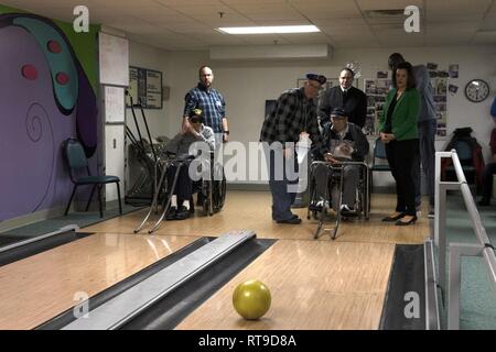 Le major-général Paul Rogers, l'adjudant-général du Michigan ; gouverneur du Michigan Gretchen Whitmer et le lieutenant gouverneur Garlin tour Gilchrist le bowling au Grand Rapids Accueil à l'intention des anciens combattants le 26 janvier 2019. La maison des anciens combattants a été construit en 1885 et est situé sur 90 acres de terrain boisé. La Garde Nationale (Michigan) Banque D'Images