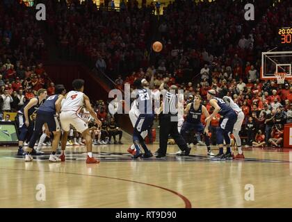 L'Université du Nouveau Mexique vs Utah State University, le basket-ball jeu démarre avec un jump ball à Albuquerque, Nouveau Mexique, le 26 janvier 2019. Pour la saison 2019 Accueil Jeu, membres de Kirtland AFB, ont la possibilité de regarder les jeux en utilisant coché fournie par l'UNM rappel club de membres. Banque D'Images