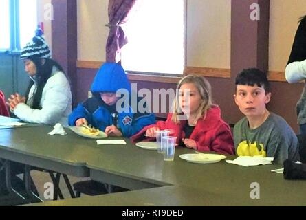 Fort McCoy les membres de la communauté participent à l'USO le petit déjeuner aux crêpes, le 26 janvier 2019, dans le bâtiment 905 à Fort McCoy, Wisconsin (Etats-Unis) Quarante-cinq personnes ont participé au petit déjeuner gratuit qui était ouvert à tous les militaires et les familles. Un autre petit-déjeuner est prévu pour le 26 avril. Banque D'Images