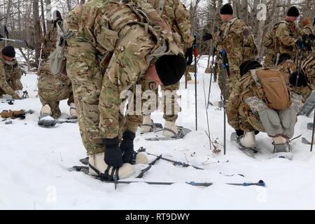 Un soldat du 1er Bataillon 21e Régiment d'infanterie, Schofield Barracks, Missouri, resserre les sangles de raquette par temps froid à la formation Joint Base Elmendorf-Richardson, Alaska Le 27 janvier 2019. Avec le 1er Bataillon de parachutistes, 501st Parachute Infantry Regiment d'infanterie, 4e Brigade Combat Team Banque D'Images