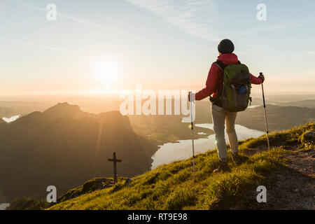 Salzkammergut, Autriche, femme randonnée solitaire dans les montagnes tha Banque D'Images