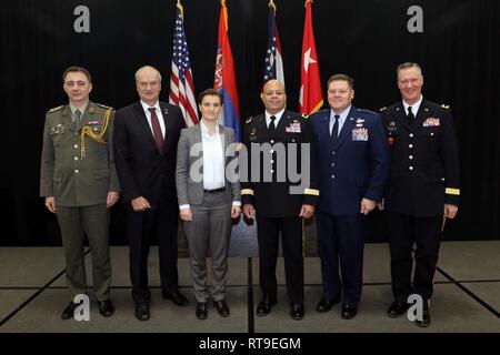 Le Premier ministre serbe Ana Brnabić (centre gauche) conduit une délégation officielle au cours d'une visite à l'Ohio, qui comprenait des réunions avec le Major-général John C. Harris Jr. (centre droit), adjudant général de l'Ohio, le 28 janvier 2019, à la Garde nationale de l'Ohio quartier général situé au major-général Robert S. Beightler Armory à Columbus, Ohio. Également sur la photo sont Le colonel Dragan Galić (de gauche), de la défense, militaire, naval et de l'air attaché à l'ambassade serbe aux États-Unis ; l'Ambassadeur Serbe à la U.S. Djerdj Matković, Brig. Le général James R. Camp, adjudant général de l'Ohio pour l'air ; et Brigue. Lgén Steve Stivers, Banque D'Images