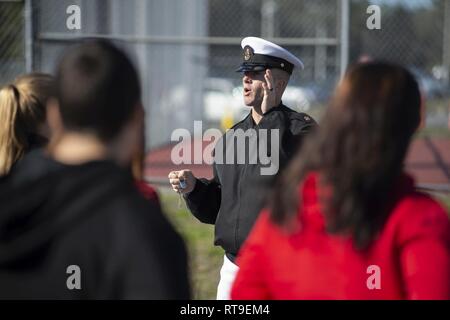 OCALA, Floride (28 janvier 2019) Directeur Conseiller Marine Matthieu Mullens, un recrutement pour la Marine Leadership Academy instructeur, parle aux élèves de l'école secondaire le déversoir du lac au cours de recrutement pour la Marine la commande "essaim" évolution d'Orlando. Quatre-vingt-un recruteurs du recrutement pour la marine commande, de recrutement pour la Marine et la marine Jacksonville District de réalité virtuelle de l'actif, le Nimitz, compiler un "Swarming", qui est une nouvelle stratégie de recrutement, à l'appui de la politique nationale de construire un 355-ship marine. Banque D'Images