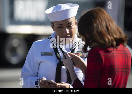 OCALA, Floride (28 janvier 2019) Dommage Controlman 1re classe Veronica Scott, un recruteur de la Force d'acquisition de talents de la marine, s'adresse à un étudiant de l'école secondaire le déversoir du lac au cours de recrutement pour la Marine la commande "essaim" évolution d'Orlando. Quatre-vingt-un recruteurs du recrutement pour la marine commande, de recrutement pour la Marine et la marine Jacksonville District de réalité virtuelle de l'actif, le Nimitz, compiler un "Swarming", qui est une nouvelle stratégie de recrutement, à l'appui de la politique nationale de construire un 355-ship marine. Banque D'Images