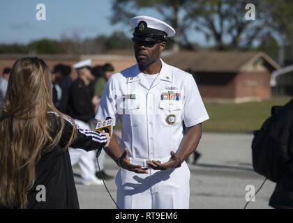 OCALA, Floride (28 janvier 2019) Directeur Conseiller Marine Jamal Clarke, un recrutement pour la Marine Leadership Academy instructeur, est interviewé à l'école secondaire le déversoir du lac par l'Ouragan News Network au cours de recrutement pour la Marine la commande "essaim" évolution d'Orlando. Quatre-vingt-un recruteurs du recrutement pour la marine commande, de recrutement pour la Marine et la marine Jacksonville District de réalité virtuelle de l'actif, le Nimitz, compiler un "Swarming", qui est une nouvelle stratégie de recrutement, à l'appui de la politique nationale de construire un 355-ship marine. Banque D'Images