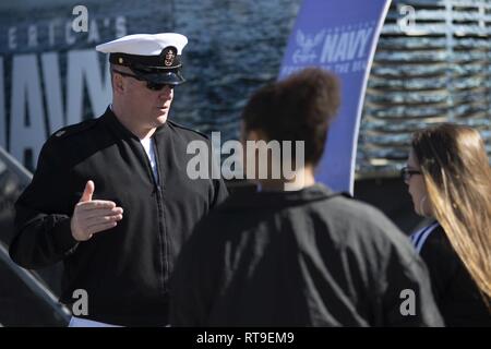 OCALA, Floride (28 janvier 2019) Directeur Conseiller Marine Justin Noble, un recruteur de la marine commande Recrutement, parle aux élèves de l'école secondaire le déversoir du lac au cours de recrutement pour la Marine la commande "essaim" évolution d'Orlando. Quatre-vingt-un recruteurs du recrutement pour la marine commande, de recrutement pour la Marine et la marine Jacksonville District de réalité virtuelle de l'actif, le Nimitz, compiler un "Swarming", qui est une nouvelle stratégie de recrutement, à l'appui de la politique nationale de construire un 355-ship marine. Banque D'Images