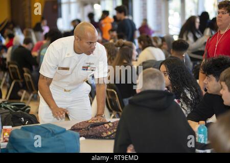 OCALA, Floride (28 janvier 2019) Chef de la marine, un Kortwright Erik Conseiller en recrutement pour la Marine Jacksonville District recruteur, parle aux élèves de l'école secondaire le déversoir du lac au cours de recrutement pour la Marine la commande "essaim" évolution d'Orlando. Quatre-vingt-un recruteurs du recrutement pour la marine commande, de recrutement pour la Marine et la marine Jacksonville District de réalité virtuelle de l'actif, le Nimitz, compiler un "Swarming", qui est une nouvelle stratégie de recrutement, à l'appui de la politique nationale de construire un 355-ship marine. Banque D'Images