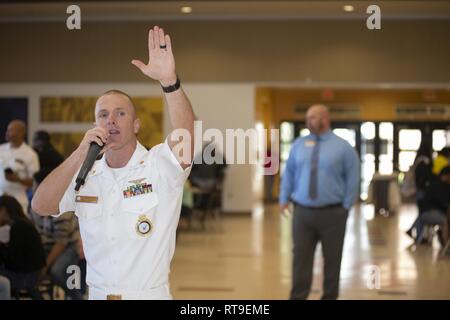 OCALA, Floride (28 janvier 2019) Directeur Conseiller Marine Matthieu Mullens, un recrutement pour la Marine Leadership Academy instructeur, parle aux élèves de l'école secondaire le déversoir du lac au cours de recrutement pour la Marine la commande "essaim" évolution d'Orlando. Quatre-vingt-un recruteurs du recrutement pour la marine commande, de recrutement pour la Marine et la marine Jacksonville District de réalité virtuelle de l'actif, le Nimitz, compiler un "Swarming", qui est une nouvelle stratégie de recrutement, à l'appui de la politique nationale de construire un 355-ship marine. Banque D'Images