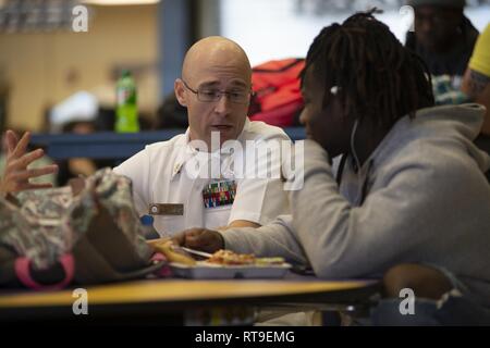 OCALA, Floride (28 janvier 2019) Directeur Conseiller Marine Timothy Shelley, un recrutement pour la Marine Leadership Academy instructeur, parle aux élèves de l'école secondaire le déversoir du lac au cours de recrutement pour la Marine la commande "essaim" évolution d'Orlando. Quatre-vingt-un recruteurs du recrutement pour la marine commande, de recrutement pour la Marine et la marine Jacksonville District de réalité virtuelle de l'actif, le Nimitz, compiler un "Swarming", qui est une nouvelle stratégie de recrutement, à l'appui de la politique nationale de construire un 355-ship marine. Banque D'Images