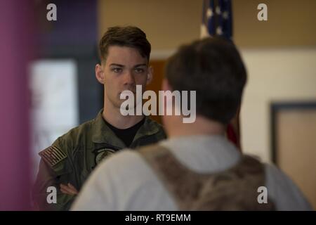 OCALA, Floride (28 janvier 2019) Aircrewman de marine (2e classe) d'hélicoptères tactiques Tyler Keene, un hélicoptère de sauvetage maritime nageur affecté à l'Escadron de grève (HSM) 71, parle d'un élève de l'école secondaire le déversoir du lac au cours de recrutement pour la Marine la commande "essaim" évolution d'Orlando. Quatre-vingt-un recruteurs du recrutement pour la marine commande, de recrutement pour la Marine et la marine Jacksonville District de réalité virtuelle de l'actif, le Nimitz, compiler un "Swarming", qui est une nouvelle stratégie de recrutement, à l'appui de la politique nationale de construire un 355-ship marine. Banque D'Images