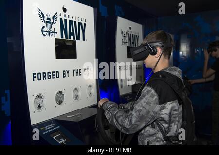 OCALA, Floride (28 janvier 2019) Un élève de l'école secondaire le déversoir du lac participe à la réalité virtuelle de la Marine, de l'actif le Nimitz, le recrutement dans la Marine au cours de la commande "essaim" évolution d'Orlando. Quatre-vingt-un recruteurs du recrutement pour la marine commande, de recrutement pour la Marine et le Jacksonville District Nimitz, compiler un "Swarming", qui est une nouvelle stratégie de recrutement, à l'appui de la politique nationale de construire un 355-ship marine. Banque D'Images