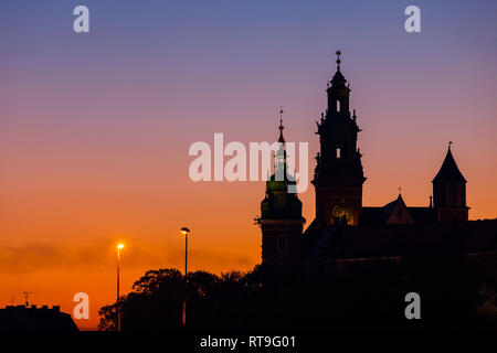 Pologne, Cracovie, le château de Wawel et de la cathédrale d'ossature contre ciel crépusculaire Banque D'Images