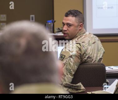 La CPS. Randall Almeida, un infirmier de l'état de détachement médical, partage son expérience avec un camarade pendant la garde nationale d'armée du Wyoming Le recrutement et le maintien du bataillon recruteur Cours de formation de base à l'état de préparation des forces interarmées dans le centre de Cheyenne, le 29 janvier 2018. Les trois jours de cours est destiné à préparer la garde pour le cours national, dans l'Arkansas, et de nouvelles carrières comme ARNG recruteurs. Banque D'Images