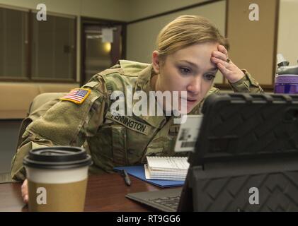 Le Sgt. Jessica Pennington prépare une leçon des options et des programmes d'enrôlement au cours de l'Army National Guard du Wyoming Le recrutement et le maintien du bataillon recruteur Cours de formation de base à l'état de préparation des forces interarmées dans le centre de Cheyenne, le 29 janvier 2018. Pennington, une Montana ARNG soldat, a récemment échoué cette section du cours national, dans l'Arkansas. Les trois jours de cours est destiné à préparer la garde pour le cours national et de nouvelles carrières comme ARNG recruteurs. Banque D'Images