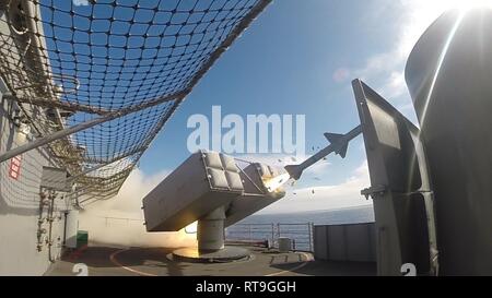 Océan Pacifique (jan. 29, 2019) Un missile RIM-7P est tiré à partir d'un lanceur de missiles Sea Sparrow l'OTAN sur la plage arrière du navire d'assaut amphibie USS Boxer (DG 4) au cours d'un exercice de missiles de tir réel. Boxer est en cours la réalisation des opérations de routine dans le cadre d'un groupe amphibie USS Boxer (ARG) dans l'océan Pacifique. Banque D'Images