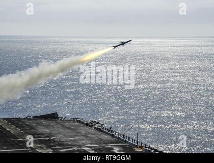 Océan Pacifique (jan. 29, 2019) Un missile RIM-7P est tiré à partir d'un lanceur de missiles Sea Sparrow l'OTAN sur la plage arrière du navire d'assaut amphibie USS Boxer (DG 4) au cours d'un exercice de missiles de tir réel. Boxer est en cours la réalisation des opérations de routine dans le cadre d'un groupe amphibie USS Boxer (ARG) dans l'océan Pacifique. Banque D'Images