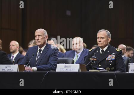 Directeur du Renseignement National Daniel Coats, gauche, et directeur de l'Agence de renseignement de la Défense le Général Robert Ashley Jr. écouter à des questions de parlementaires au cours de l'évaluation de la menace dans le monde entier, le 29 janvier 2019, sur la colline du Capitole. Banque D'Images