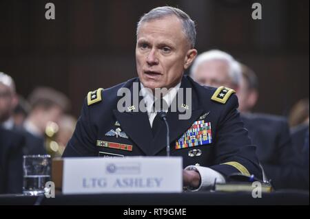 Le Directeur de l'Agence de renseignements de la Défense le Général Robert P. Ashley Jr. répond à une question au cours d'une conférence publique sur les menaces qui pèsent sur la nation dans le monde entier pour le Comité spécial du Sénat sur le renseignement, le 29 janvier, sur la colline du Capitole. Banque D'Images