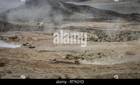 Les Marines américains avec 1er Bataillon, 7e Régiment de Marines, le Groupe de travail air-sol marin-6 (MAGTF-6) utiliser M1-A1 Abrams des chars de combat lors d'un cours d'assaut mécanisé (MAC) au cours de l'exercice de formation intégrée (ITX) 2-19 à bord Marine Corps Combat air-sol Center Twentynine Palms, Californie, le 29 janvier 2019. L'ITX crée un environnement d'entraînement réaliste, ambitieux qui produit des forces prêtes au combat capable de fonctionner comme un système intégré de MAGTF. Banque D'Images