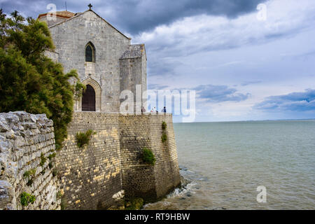 Talmont-sur-Gironde (sud-ouest de la France) : l'église de Sainte-Radegonde, construit au xiième siècle sur une falaise surplombant l'estuaire de la Gironde. Un r Banque D'Images