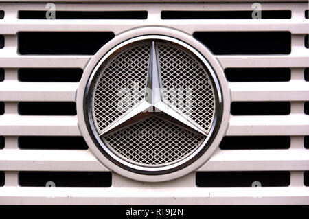 2016. L'Espagne. Close-up de la marque logo de Mercedes sur un chariot de chargement Banque D'Images