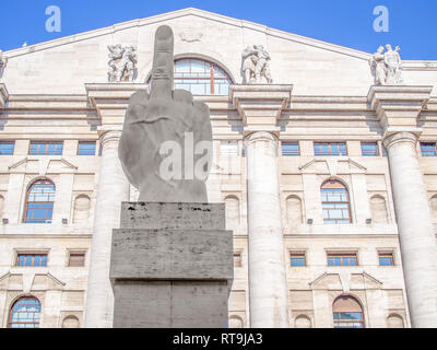 MILAN, ITALIE - 15 février 2019 : Monument à le doigt du milieu ou Cattelanat DODJI EST RESTÉ À LA CAVE par Maurizio Piazza degli Affari Banque D'Images