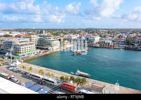 Vue de la ville et le port d'un navire de croisière, Oranjestad, Aruba, les îles ABC sous le vent, Antilles, Caraïbes Banque D'Images