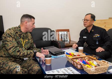 BUSAN, République de Corée (janv. 31, 2019) Le sergent du Corps des Marines des États-Unis. Le major Anthony A. Spadaro, premier chef de l'Indo-Pacifique américains enrôlés, commande parle avec la République de Corée (ROK) Master Chief Marine Park, Hee Bok, maître de la flotte du commandant en chef, République de Corée (COMROKFLT La Flotte), lors d'un bureau, appelez à COMROKFLT l'administration centrale. La visite de Spadaro inclus tous les appels mains-service avec les membres sur la presqu'île ainsi que des engagements avec les principaux cadres supérieurs américains enrôlés et ROK militaires. Banque D'Images