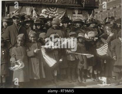 Les enfants attendent pour encourager les soldats de la 369e Régiment d'infanterie comme ils défilé dans la Cinquième Avenue à New York City le 17 février 1919 lors d'un défilé tenu à saluer la Garde Nationale de New York accueil. Plus de 2 000 soldats ont pris part au défilé de la Cinquième Avenue. Les soldats ont marché 11 kilomètres du centre-ville de Manhattan à Harlem. ( Archives nationales) Banque D'Images