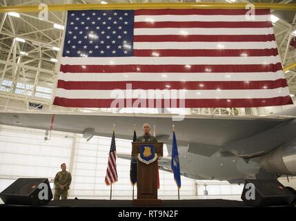 Général Paul J. Selva, 10e Vice-président de l'état-major interarmées, parle au cours d'une cérémonie de bienvenue pour la livraison de la troisième et quatrième KC-46A Pegasus avions à McConnell Air Force Base, au Kansas, le 31 janvier 2019. Le ravitaillement en vol est le fondement de la mobilité mondiale et le fondement de la capacité du pays à déployer des forces. Le KC-46 est le nouvel avion dans l'arsenal stratégique de la Force aérienne, et il fonctionnera avec le KC-135 Stratotanker KC-10 et l'Extender. Banque D'Images