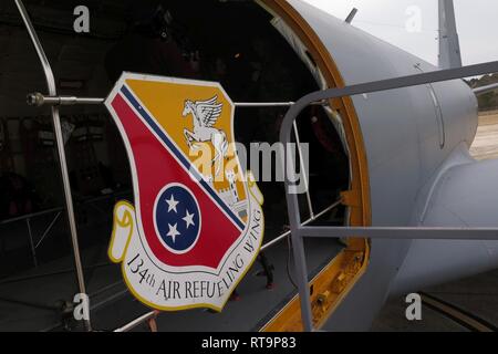 Le California Air National Guard's 134e Escadre de ravitaillement en vol's logo vu de la porte ouverte d'un KC-135 Stratotanker à McEntire Joint National Guard Base, S.C., le 29 janvier 2019. Banque D'Images