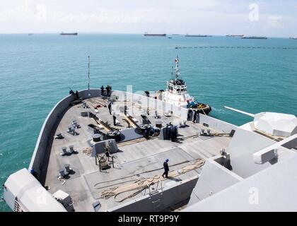 Singapour (janvier 1985). 31, 2019) La San Antonio-classe de transport amphibie USS dock Anchorage (LPD 23) part de la base navale de Changi, à Singapour, lors d'un déploiement de la Essex Groupe amphibie (ARG) et 13e Marine Expeditionary Unit (MEU). L'Essex ARG/13e MEU est capable d'une mortelle et Navy-Marine Corps équipe déployée à la 7e flotte zone d'opérations pour soutenir la stabilité régionale, de rassurer les partenaires et alliés et maintenir une présence postured à répondre à n'importe quelle crise allant de l'aide humanitaire aux opérations de contingence. Banque D'Images