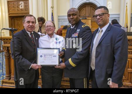 Le Président de l'Assemblée du New Jersey Craig Coughlin, gauche, est présenté un certificat de l'employeur patriotique par Pat Ward, deuxième à gauche, le soutien de l'employeur de la garde et de réserve (ESGR), et Brigue. Gen. Jemal J. Beale, deuxième à partir de la droite, l'adjudant général du New Jersey, au cours d'une session de l'Assemblée générale du New Jersey à la State House à Trenton, New Jersey), 31 janvier 2019. Le s.. Sherwood Goodenough, droite, un nouveau Jersey Army National Guard soldat, soumis Coughlin pour le prix. ESGR développe et favorise un environnement de travail favorable à la Garde côtière canadienne et pour les membres du service de réserve par la sensibilisation, recon Banque D'Images