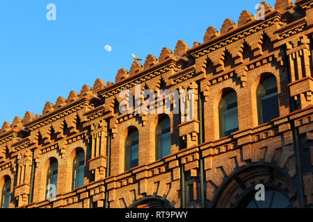 Un beau bâtiment moderniste, Catalana de Electricidad (1897) avec seagull et la lune sur l'arrière-plan, Barcelone, Catalogne, Espagne Banque D'Images