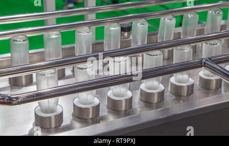 Bouteille en verre en ligne machine de nettoyage à sec et Banque D'Images